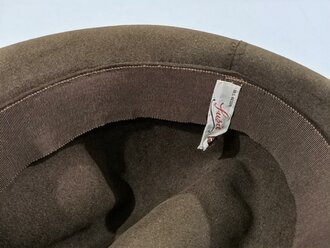 Reichsarbeitsdienst weiblich, Hut für Arbeitsmaiden. Vermutlich handelt es sich um einen zivilen Hut an den ein Mützenabzeichen aus Aluminium angebracht wurde.