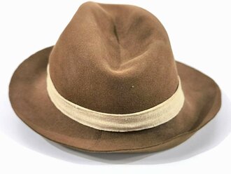 Reichsarbeitsdienst weiblich, Hut für Arbeitsmaiden. Vermutlich handelt es sich um einen zivilen Hut an den ein Mützenabzeichen aus Aluminium angebracht wurde.