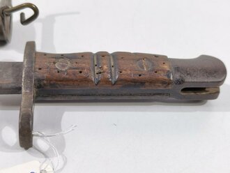 U.S. WWI, AEF Remington M1917 Bayonet (British P1913) in 2nd pattern scabbard, 55 cm (22"), good condition