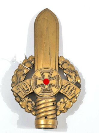 Fahnenspitze "Symbol wird Waffe 1940" aus Pressmasse. Gesamthöhe 25cm