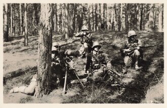 Fotopostkarte "Unsere Reichswehr. Schweres Maschinengewehr mit Bedienung in Waldstellung"