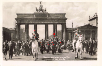 Fotopostkarte "Berlin. Brandenburger Tor. Aufziehen...