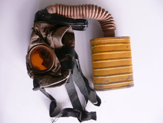 US Army WWI, gas mask in pouch, dry mask