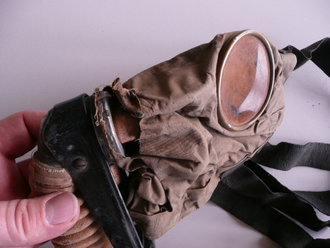 US Army WWI, gas mask in pouch, dry mask