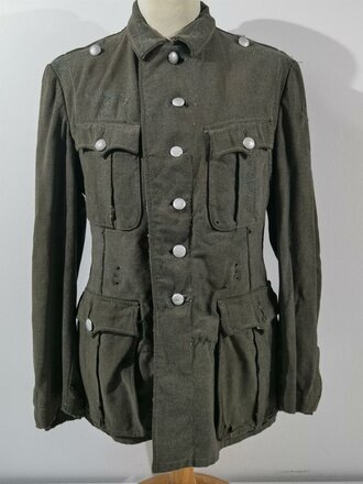 Feldbluse für Mannschaften des Heeres Modell 1940. Stark getragenes Kammerstück, Schulterbreite: 49 cm Armlänge: 62 cm