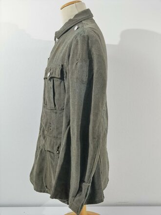 Feldbluse für Mannschaften des Heeres Modell 1940. Stark getragenes Kammerstück, Schulterbreite: 49 cm Armlänge: 62 cm