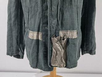 Feldbluse für Mannschaften des Heeres Modell 1943 aus Drillichmaterial. getragenes Kammerstück, der Adler allem Anschein nach original vernähr