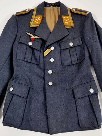 Luftwaffe Waffenrock für einen Unteroffizier fliegendes Personal. Viel getragenes Eigentumstück mit diversen Flickstellen.  Die Effekten höchstwahrscheinlich original vernäht