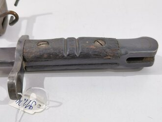 U.S. WWI, AEF Remington M1917 Bayonet (British P1913) with second pattern leather scabbard M1917, 55 cm (22"), good condition