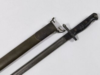 U.S. WWI, AEF Remington M1917 Bayonet (British P1913) with second pattern leather scabbard M1917, 55 cm (22"), good condition