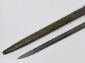 U.S. WWI, AEF Remington M1917 Bayonet (British P1913) with second pattern leather scabbard M1917, 55 cm (22"), good condition