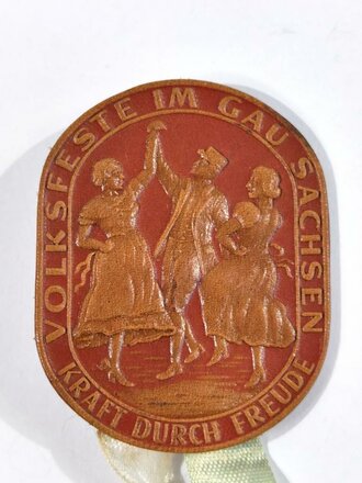 Abzeichen aus Leder mit Stoff, KdF "Volksfeste im Gau Sachsen", ca. 5 x 4 cm, guter Zustand