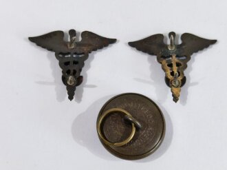 U.S. Army WWI, Pair of Sanitary Corps Insignia "KREW" and Eagle Button "Alfredo Roensch Manila", gc