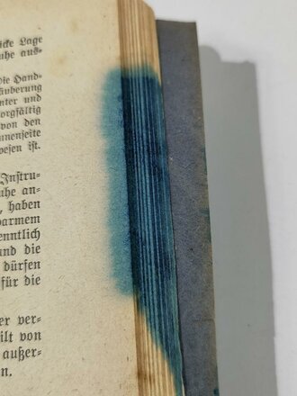 "Unterrichtsbuch für Sanitätsoffiziere und -mannschaften", 430 Seiten, 1939, Wasserschaden, Einband lose, Buchrücken verfärbt, sehr stark gebraucht, DIN A5