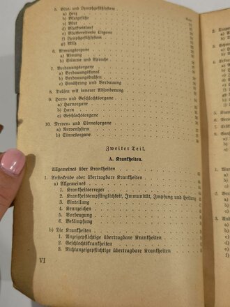 "Unterrichtsbuch für Sanitätsoffiziere und -mannschaften", 430 Seiten, 1939, Wasserschaden, Einband lose, Buchrücken verfärbt, sehr stark gebraucht, DIN A5