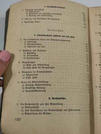 "Unterrichtsbuch für Sanitätsoffiziere und -mannschaften", 430 Seiten, 1939, Wasserschaden, Einband lose, Buchrücken verfärbt, sehr stark gebraucht, DIN A5