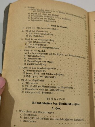 "Unterrichtsbuch für Sanitätsoffiziere und -mannschaften", 430 Seiten, 1939, Wasserschaden, Einband lose, Buchrücken verfärbt, sehr stark gebraucht, DIN A5