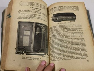 "Unterrichtsbuch für Sanitätsoffiziere und -mannschaften", 430 Seiten, 1939, Wasserschaden, Einband lose, Buchrücken verfärbt, sehr stark gebraucht, DIN A5