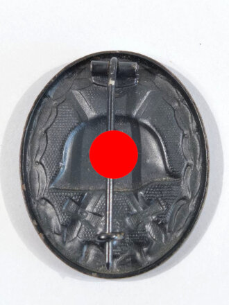 Verwundetenabzeichen schwarz, Eisen lackiert, Rückseite Hersteller " 3" für Wilhelm Deumer, Lüdenscheid. Das Hakenkreuz mit 95% Originallack, selten