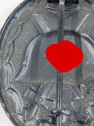 Verwundetenabzeichen schwarz, Eisen lackiert, Rückseite Hersteller " 3" für Wilhelm Deumer, Lüdenscheid. Das Hakenkreuz mit 95% Originallack, selten