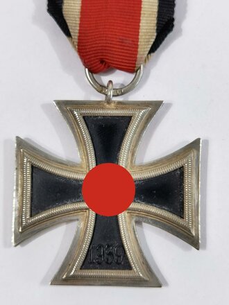 Eisernes Kreuz 2.Klasse 1939, Hersteller "120" im Bandring für Franz Petzl, Wien. Magnetisch, Schwärzung des Hakenkreuz fast vollständig