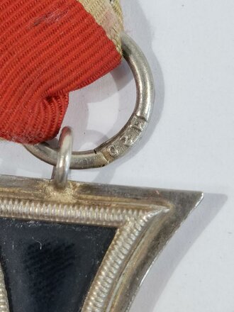 Eisernes Kreuz 2.Klasse 1939, Hersteller "120" im Bandring für Franz Petzl, Wien. Magnetisch, Schwärzung des Hakenkreuz fast vollständig