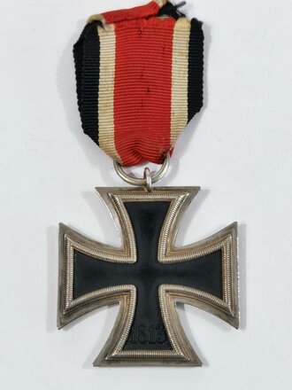 Eisernes Kreuz 2.Klasse 1939, Hersteller "120" im Bandring für Franz Petzl, Wien. Magnetisch, Schwärzung des Hakenkreuz fast vollständig