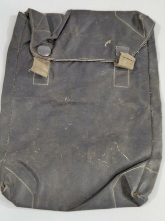 Tasche für die Gasplane der Wehrmacht, getragenes Stück, gummierte Ausführung
