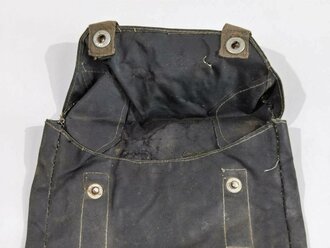 Tasche für die Gasplane der Wehrmacht, getragenes Stück, gummierte Ausführung