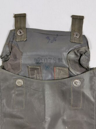 Tasche für die Gasplane der Wehrmacht, getragenes Stück, gummierte Ausführung