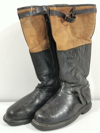 Luftwaffe, Paar Stiefel für Angehörige des fliegenden Personal. Originale Sohle, schwarze, gängige RiRi Reissverschlüsse, einer davon mit Kleberesten im unteren Bereich. Ungereinigtes Paar, zum Teil defekt