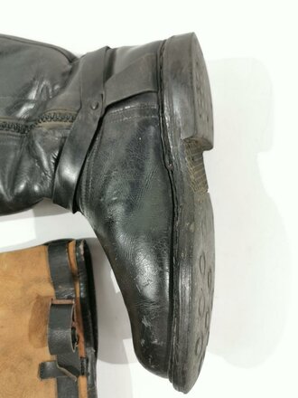 Luftwaffe, Paar Stiefel für Angehörige des fliegenden Personal. Originale Sohle, schwarze, gängige RiRi Reissverschlüsse, einer davon mit Kleberesten im unteren Bereich. Ungereinigtes Paar, zum Teil defekt