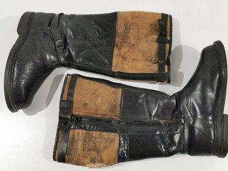 Luftwaffe, Paar Stiefel für Angehörige des fliegenden Personal. Originale Sohle, schwarze, gängige RiRi Reissverschlüsse, einer davon mit Kleberesten im unteren Bereich. Ungereinigtes Paar, zum Teil defekt