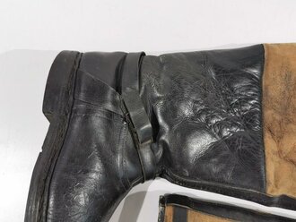 Luftwaffe, Paar Stiefel für Angehörige des fliegenden Personal. Originale Sohle, schwarze, gängige RiRi Reissverschlüsse, einer davon mit Kleberesten im unteren Bereich. Ungereinigtes Paar, zum Teil defekt