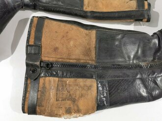 Luftwaffe, Paar Stiefel für Angehörige des fliegenden Personal. Originale Sohle, schwarze, gängige RiRi Reissverschlüsse, einer davon mit Kleberesten im unteren Bereich. Ungereinigtes Paar, zum Teil defekt