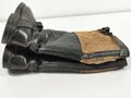 Luftwaffe, Paar Stiefel für Angehörige des fliegenden Personal. Originale Sohle, schwarze, gängige RiRi Reissverschlüsse, einer davon mit Kleberesten im unteren Bereich. Ungereinigtes Paar, zum Teil defekt