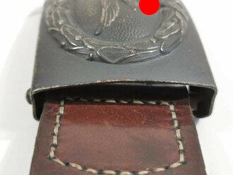 Luftwaffe, Koppelschloss für Mannschaften . Eisen, Originallack, an Lederzunge von  1940