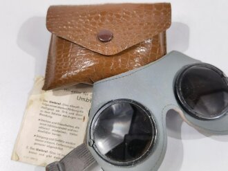 Allgemeine Schutzbrille Wehrmacht in Hülle aus Ersatzmaterial. Umbral Gläser ( getönt) , mit beiliegendem Hinweiszettel, dieser mit Druckvermerk von 1942