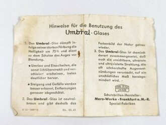 Allgemeine Schutzbrille Wehrmacht in Hülle aus Ersatzmaterial. Umbral Gläser ( getönt) , mit beiliegendem Hinweiszettel, dieser mit Druckvermerk von 1941