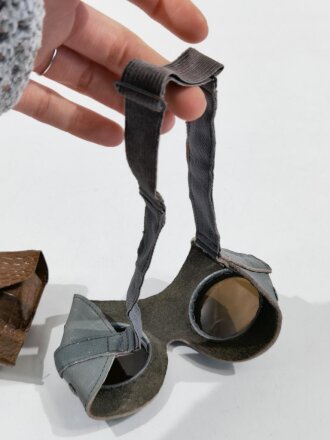 Allgemeine Schutzbrille Wehrmacht in Hülle aus Ersatzmaterial. Umbral Gläser ( getönt) , mit beiliegendem Hinweiszettel, dieser mit Druckvermerk von 1942