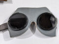 Allgemeine Schutzbrille Wehrmacht in Hülle aus Ersatzmaterial. Umbral Gläser ( getönt) , mit beiliegendem Hinweiszettel, dieser mit Druckvermerk von 1942