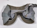 Allgemeine Schutzbrille Wehrmacht in Hülle aus Ersatzmaterial. Umbral Gläser ( getönt) , mit beiliegendem Hinweiszettel, dieser mit Druckvermerk von 1942