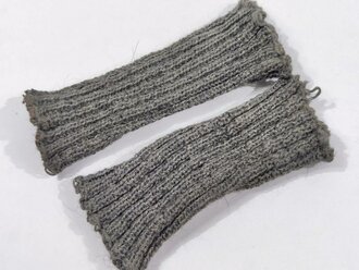 Paar gestrickte Pulswärmer, so von Soldatenfrauen hergestellt und an die Front geschickt, getragenes Paar