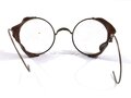 Brille mit seitlichem Lederschutz, getragenes Stück