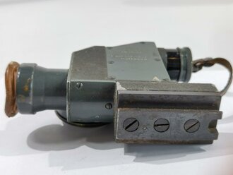 1.Weltkrieg Zielfernrohr ZF12 für MG08, im Lederköcher von Busch Rathenow. Originallack, die Optik klar, Verstellring leicht gängig. Zusammengehöriges Set mit den seltenen Sonnenlinsen