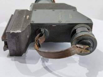 1.Weltkrieg Zielfernrohr ZF12 für MG08, im Lederköcher von Busch Rathenow. Originallack, die Optik klar, Verstellring leicht gängig. Zusammengehöriges Set mit den seltenen Sonnenlinsen