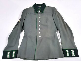 Waffenrock für Offiziere der Gebirgstruppe. Eigentumstück mit Herstelleretikett der "Bulag" Bayerische Uniform AG München. Das Armedelweis und die Ärmelpatten original vernäht