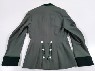 Waffenrock für Offiziere der Gebirgstruppe. Eigentumstück mit Herstelleretikett der "Bulag" Bayerische Uniform AG München. Das Armedelweis und die Ärmelpatten original vernäht