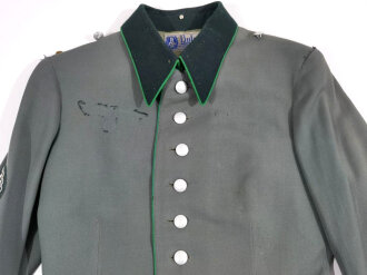 Waffenrock für Offiziere der Gebirgstruppe. Eigentumstück mit Herstelleretikett der "Bulag" Bayerische Uniform AG München. Das Armedelweis und die Ärmelpatten original vernäht