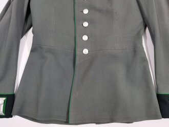 Waffenrock für Offiziere der Gebirgstruppe. Eigentumstück mit Herstelleretikett der "Bulag" Bayerische Uniform AG München. Das Armedelweis und die Ärmelpatten original vernäht